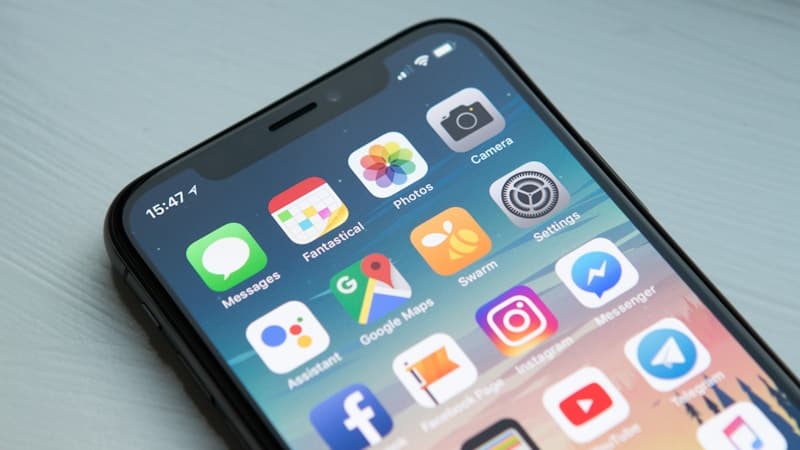 パスワード管理アプリを設定するスマートフォン画面
