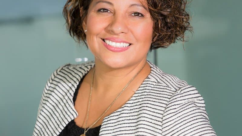 スマホでデジタルエンディングノートを記入する様子