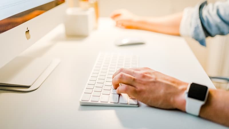 エンディングノートのテンプレートをスマホと紙で比較する様子