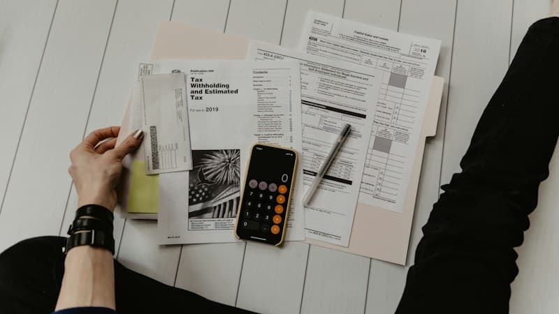 法定相続情報一覧図の記載例と必要書類を確認する手元