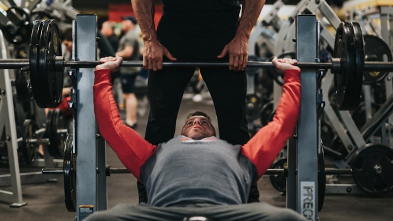 遺品を丁寧に整理する様子