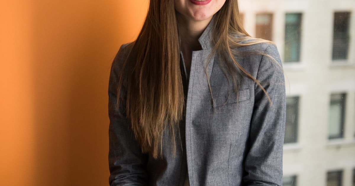 遺族年金について調べるシニア女性