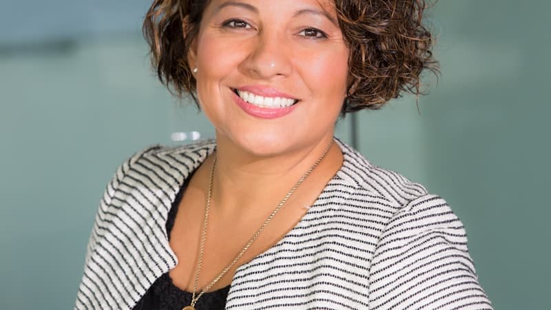 ケアマネジャーと介護サービスの計画を立てる高齢者と家族