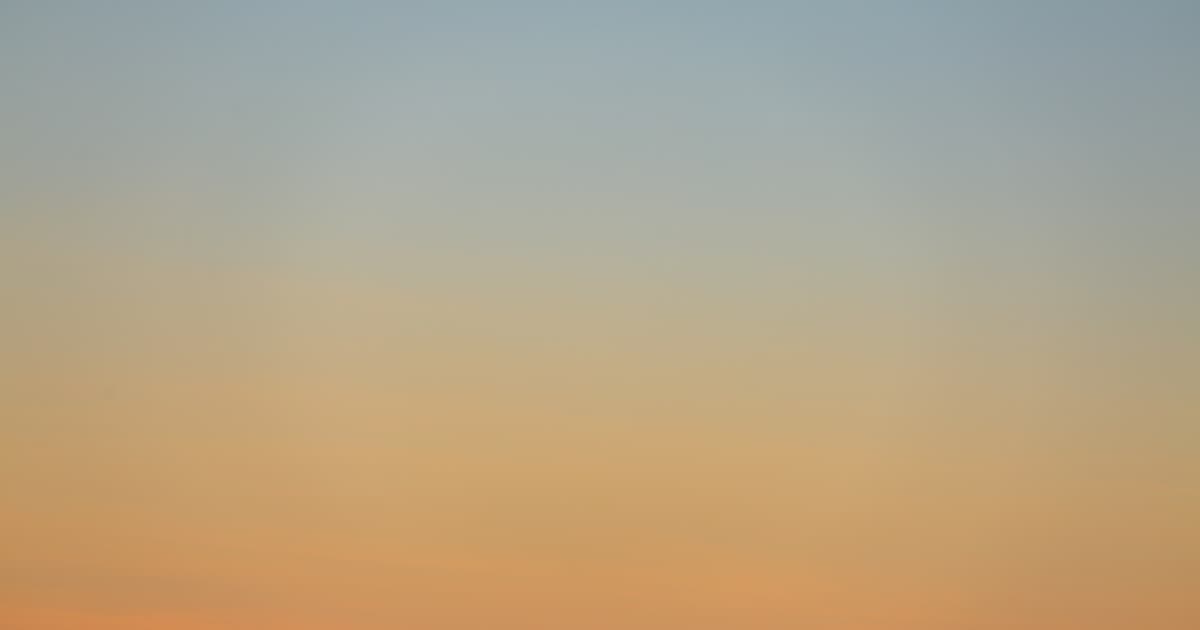 故人の思い出の品を大切に整理する家族のイメージ