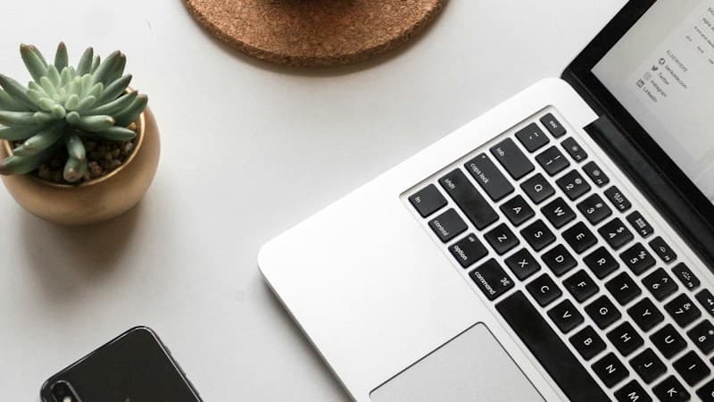 エンディングノートにデジタル情報を記録する手元