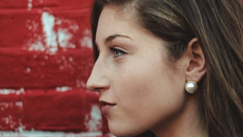 運転経歴証明書の申請手続きをするシニア