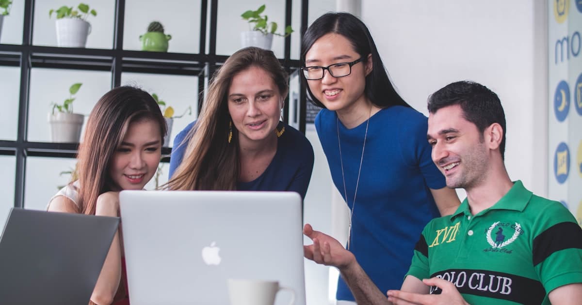 公証役場で任意後見契約の書類を確認する高齢者と家族