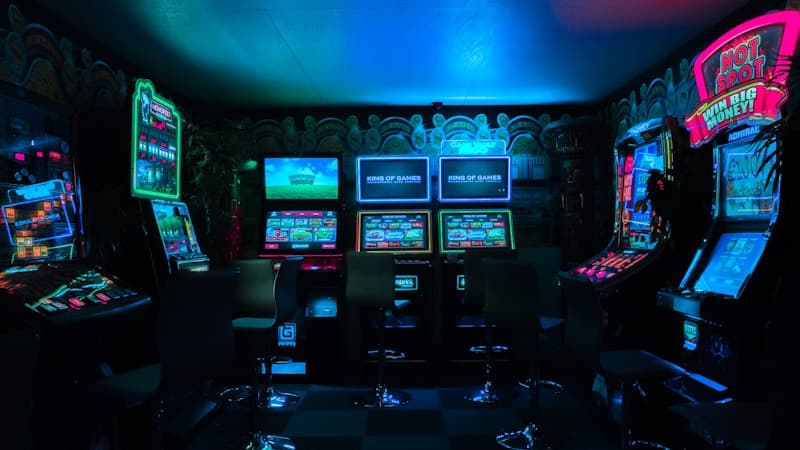 ゲームコントローラーとスマートフォンが並ぶデスク