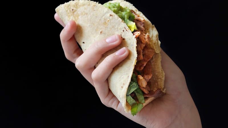 シニア向け施設の明るいリビングスペースで過ごす高齢者