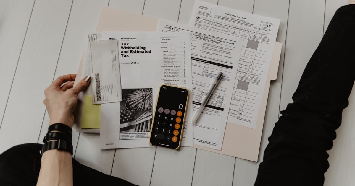 年金に関する書類を確認するシニア夫婦