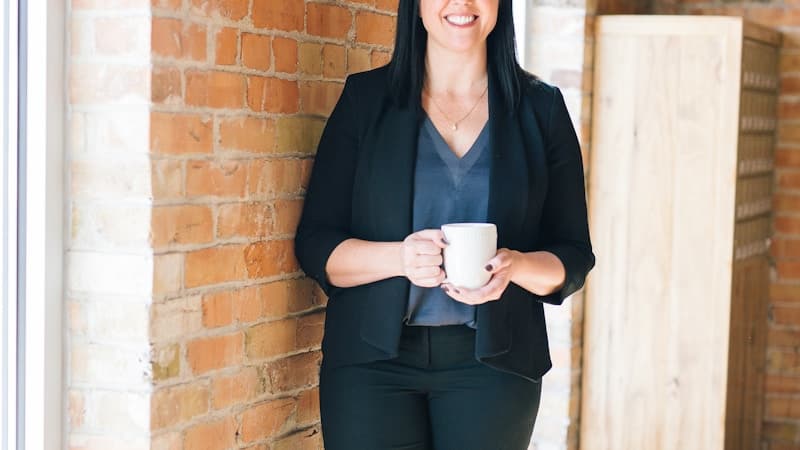 相談窓口で話し合う高齢者と担当者のイメージ