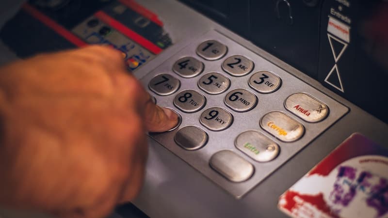銀行の窓口で仮払い制度の手続きをする様子