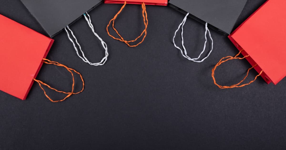 スマートフォンでサブスクリプションを確認するシニア