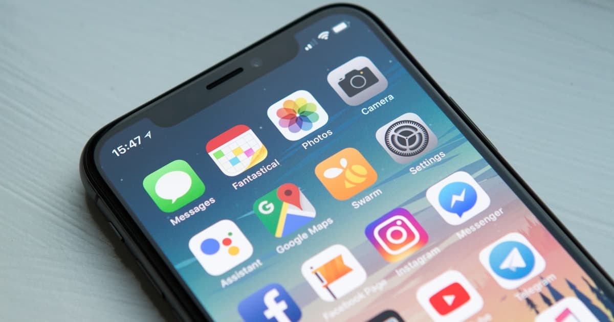 ロックされたスマートフォンと鍵のイメージ